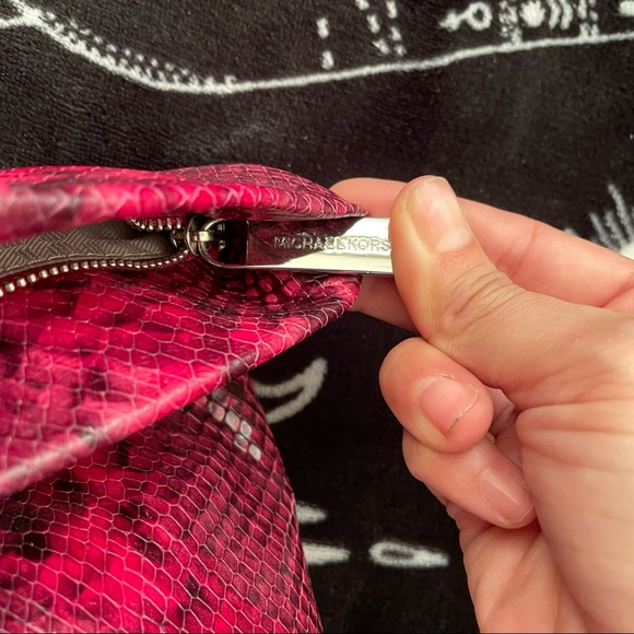 Mk Daria Foldover Clutch W/Strap In Fuschia/Pink Leather Shoulder Bag - Picture 10 of 10